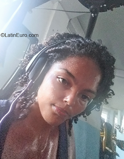 Date this lovely Brazil girl Amanda from Salvador BR11454