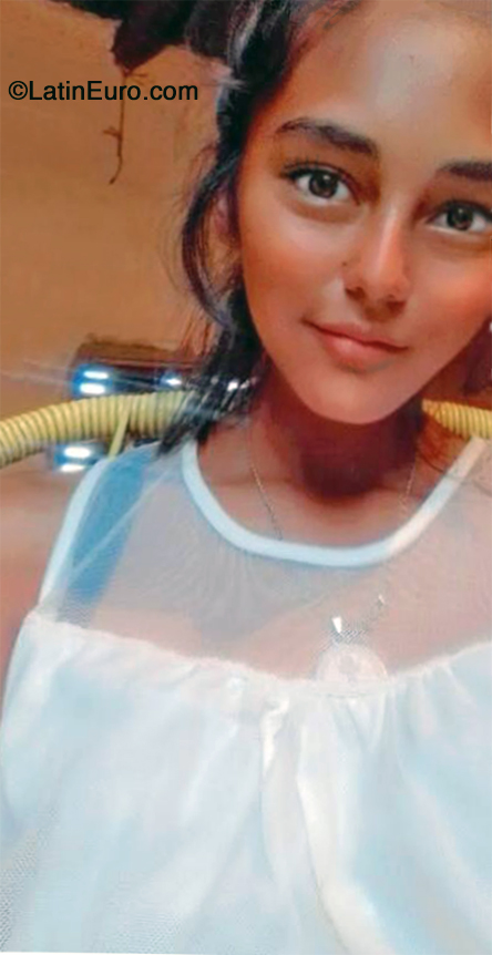 Date this charming Paraguay girl Darah from Aregua PY62