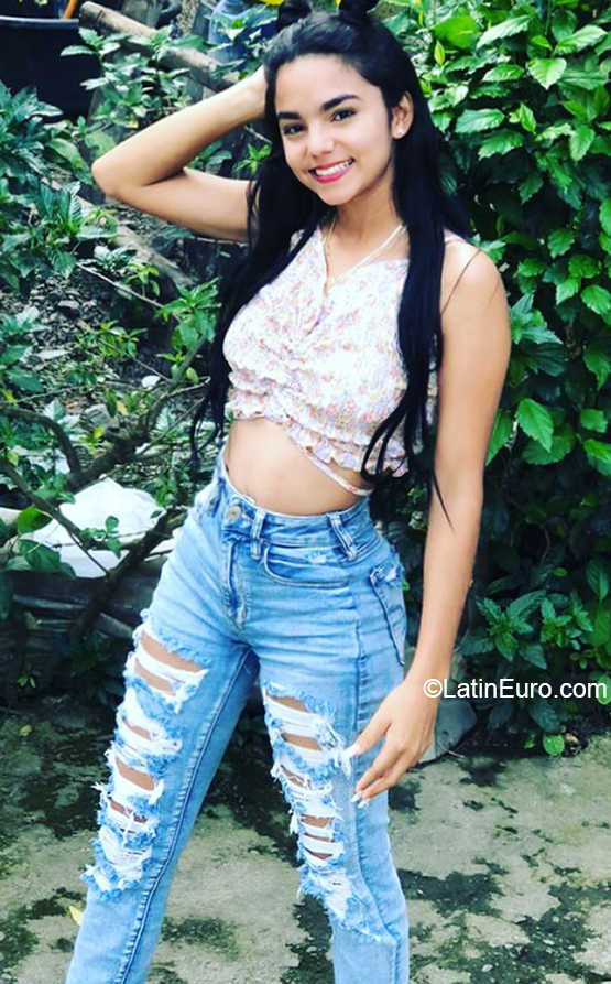 Date this lovely Dominican Republic girl Enyaira from Santo Domingo DO40329