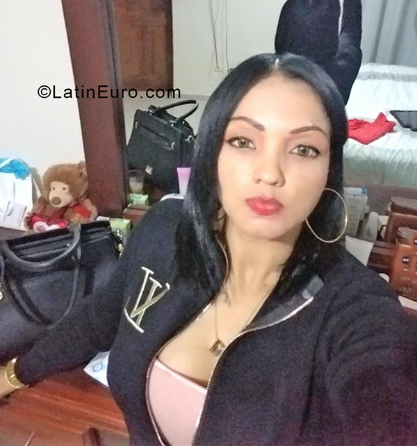 Date this hard body Dominican Republic girl Tania from Santo Domingo DO40403