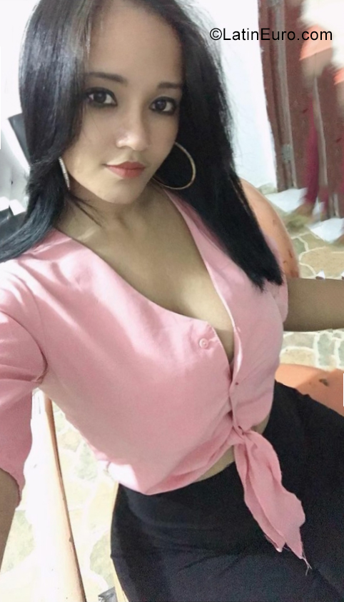 Date this sultry Dominican Republic girl Fina from Santiago De Lo Caballero DO40444