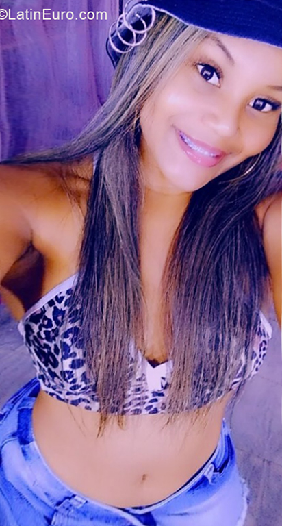 Date this good-looking Colombia girl LAURA from  CO31402