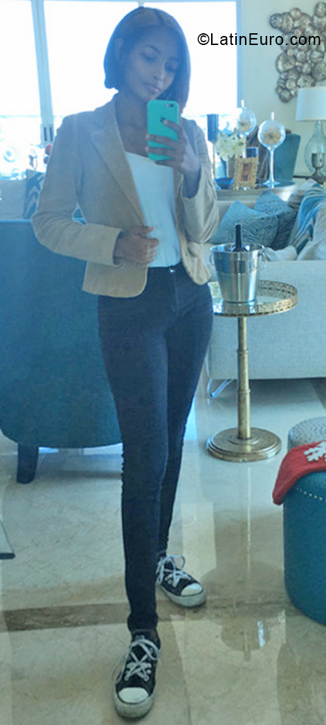 Date this sensual Dominican Republic girl Perla from Santo Domingo DO55327