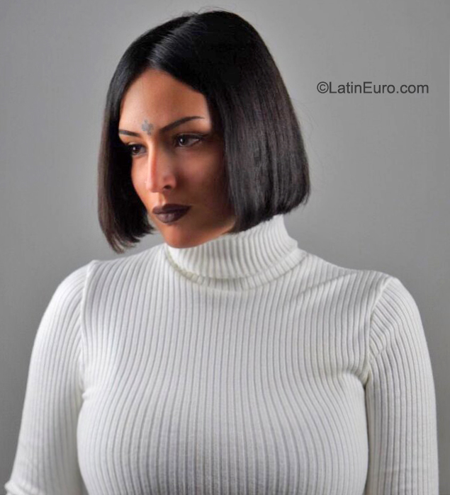 Date this sultry Spain girl India from Barcelona ES699