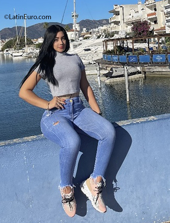 Date this delightful Spain girl Nata_oficial from Barcelona ES701