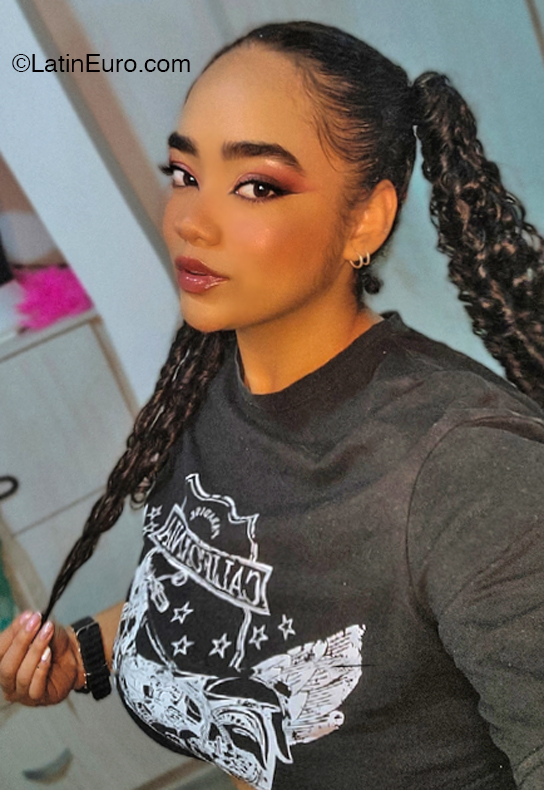 Date this tall Colombia girl Leidy from  CO32203