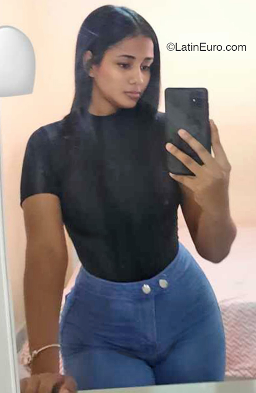 Date this good-looking United States girl Angela from Santo Domigno DO46647