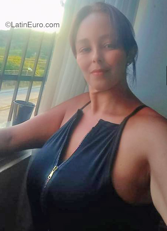 Date this nice looking Spain girl Cataleya from Barcelona ES784