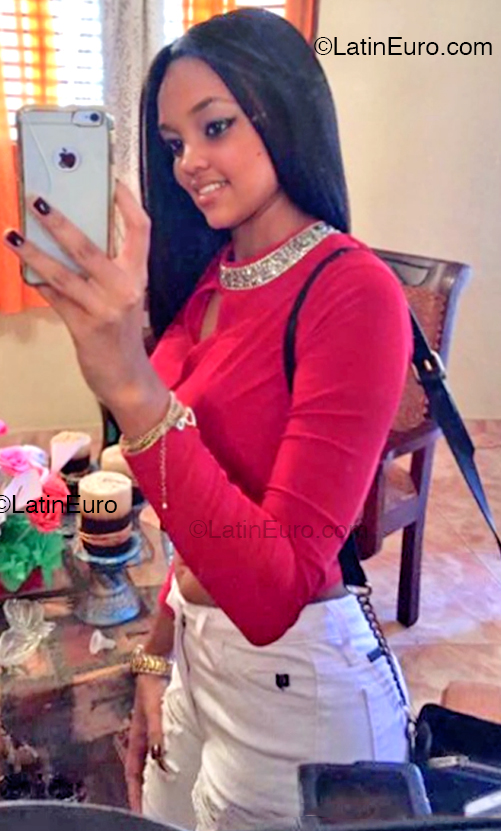 Date this sensual Dominican Republic girl Elaine from Santiago DO55775