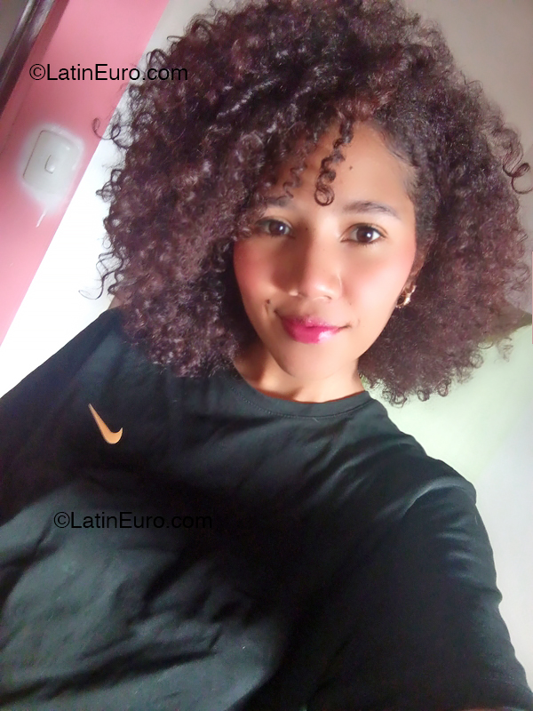 Date this passionate Venezuela girl Indiri from Caracas VE4889