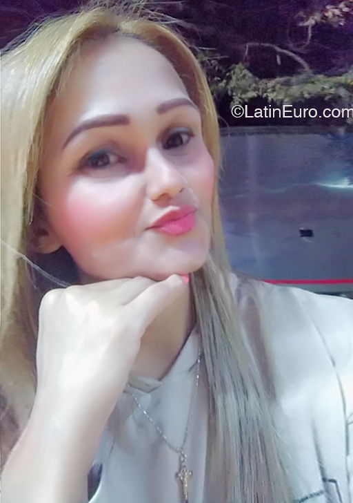 Date this attractive Colombia girl Kendall from Bogota CO33028