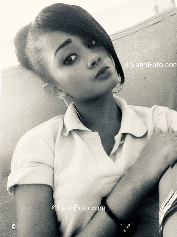 Date this voluptuous United States girl Meralis from Miami US25071