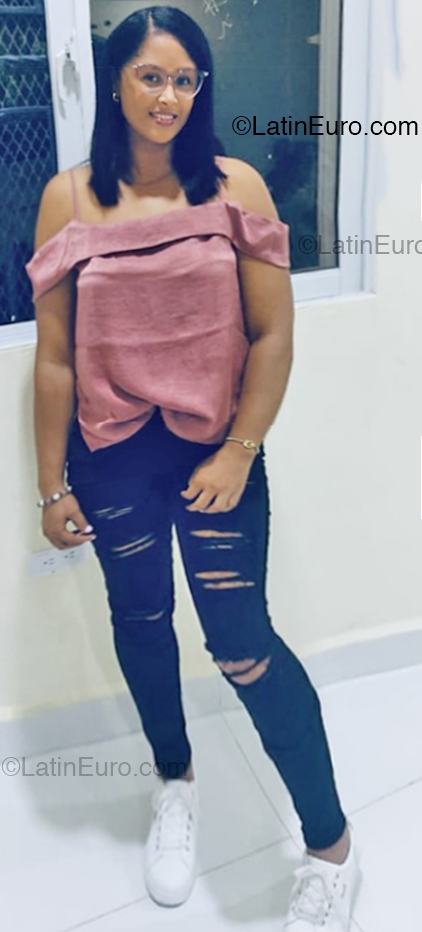Date this foxy Dominican Republic girl Yomaris from Santo Domingo DO53615