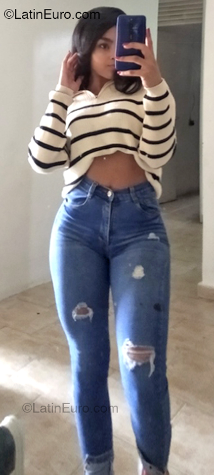 Date this attractive Venezuela girl Ashly from Caracas VE5057