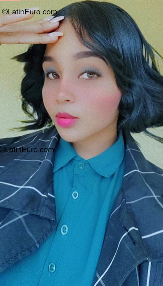 Date this passionate Dominican Republic girl Esmeralda from Santo Domingo Este DO54497