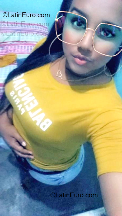 Date this nice looking Dominican Republic girl Mabel from Santo Domingo DO54673
