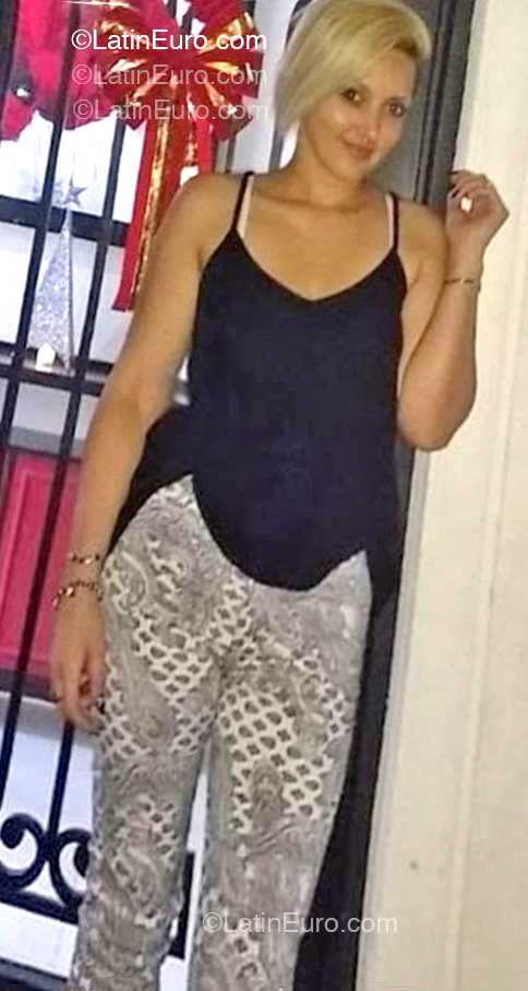 Date this voluptuous Argentina girl Lorena from Buenos Aires AR991