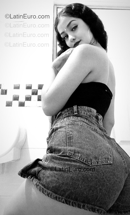 Date this hot Colombia girl Valentina from Bucaramanga CO33286