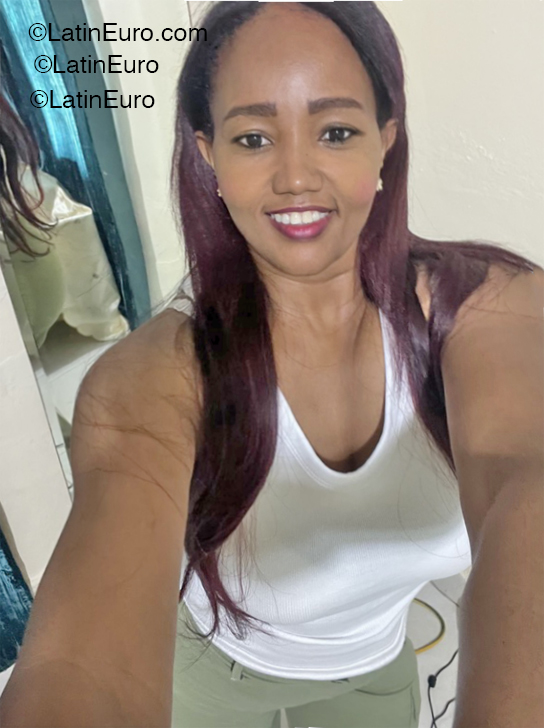 Date this passionate Aruba girl Jessica from Aruba AW44