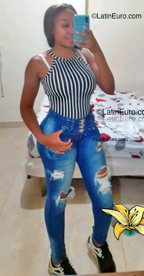 Date this charming Colombia girl Denisse from Cali CO33388
