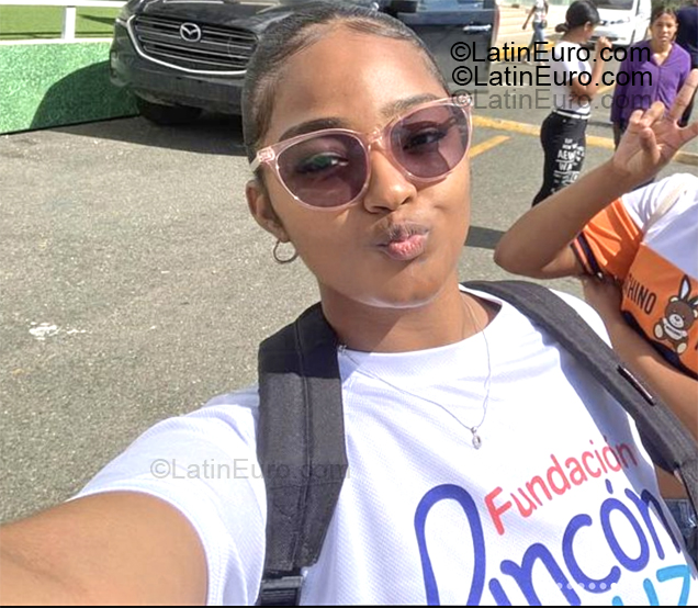 Date this stunning Dominican Republic girl Nichel from Santo Domingo DO55343