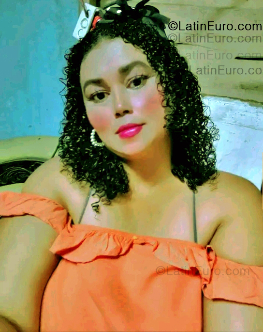 Date this attractive Colombia girl Julia from Barranquilla CO33471