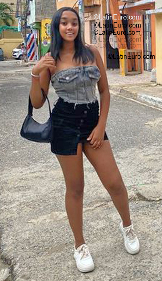 Date this hot Dominican Republic girl Angela from Santo Domingo DO56047