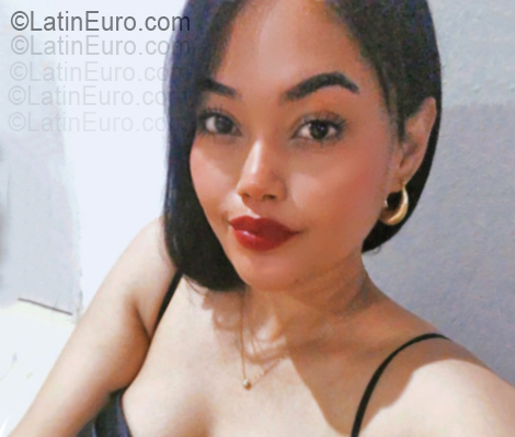 Date this attractive United States girl Adriana from  DO55492