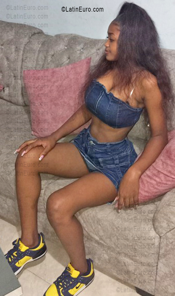 Date this sensual Colombia girl Thalia from Medellin CO33533