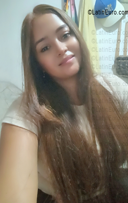 Date this nice looking Colombia girl Carolina from Cartagena CO33638