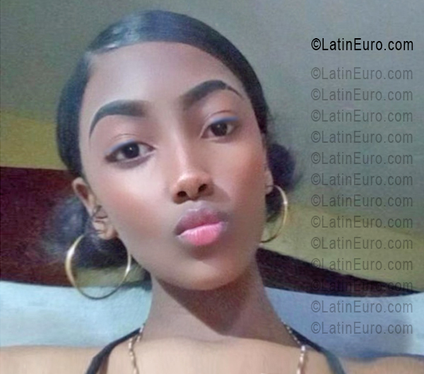 Date this good-looking Dominican Republic girl Esmeralda from Santo Domingo DO55919