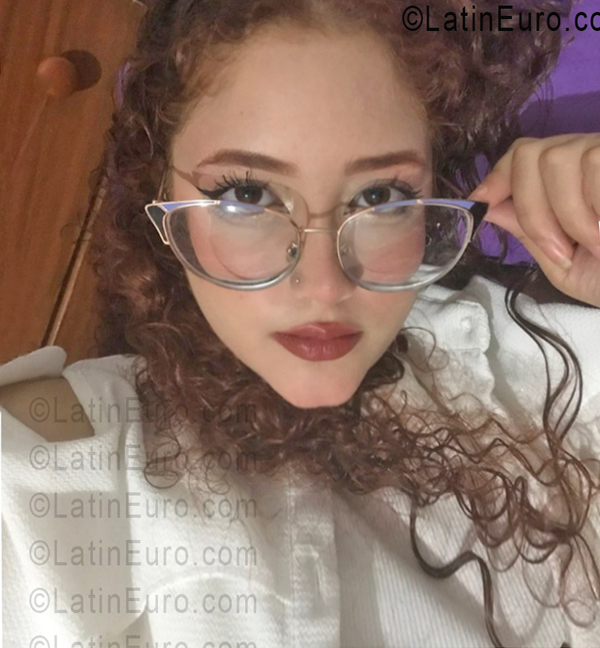 Date this attractive Colombia girl Valentina from Cartagena CO33595