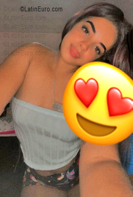 Date this nice looking Dominican Republic girl Anglica from Santo Domingo DO55961
