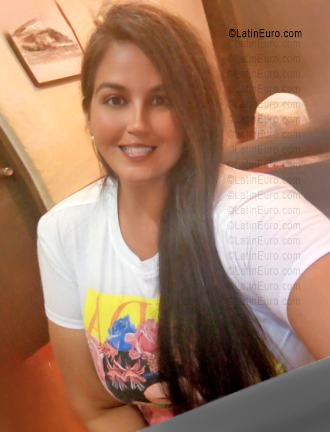 Date this good-looking Venezuela girl Mariana from Venezuela VE5647