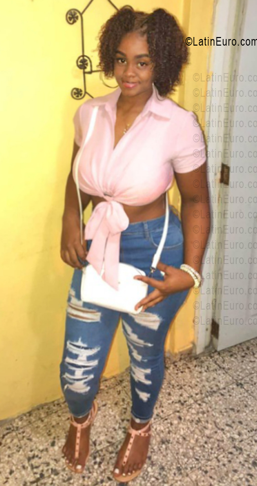 Date this nice looking Dominican Republic girl Coraima from Santo Domingo DO56358