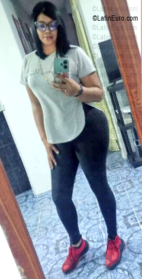 Date this nice looking Venezuela girl Marielena from Venezuela VE5690