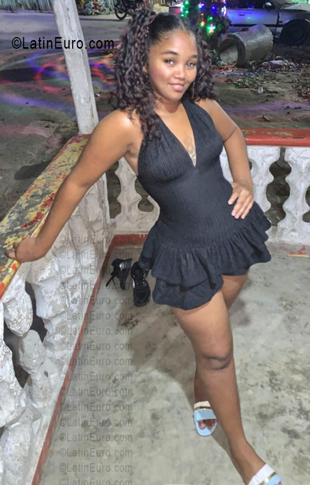 Date this happy Dominican Republic girl Berta from Santo Domingo DO56604