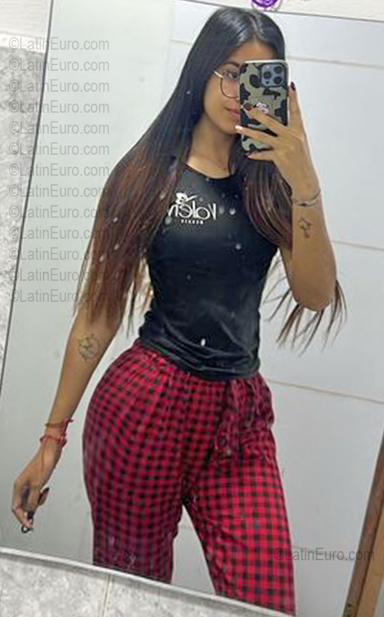 Date this happy Venezuela girl Valery Andrea from Valencia VE5725