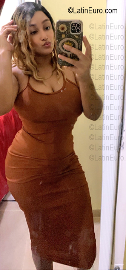 Date this happy Dominican Republic girl Azalia from Santo Domingo DO56929