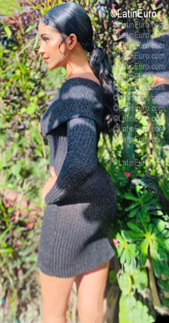 Date this sultry Dominican Republic girl Yaneris from Moca DO56973