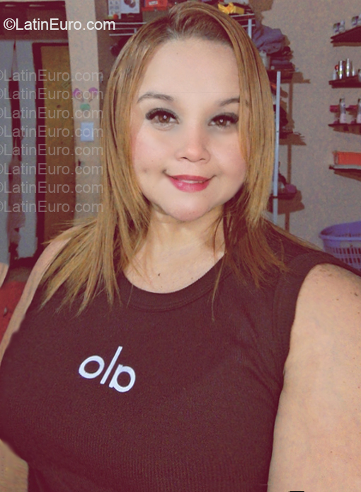 Date this nice looking Venezuela girl Karina from Caracas VE5747